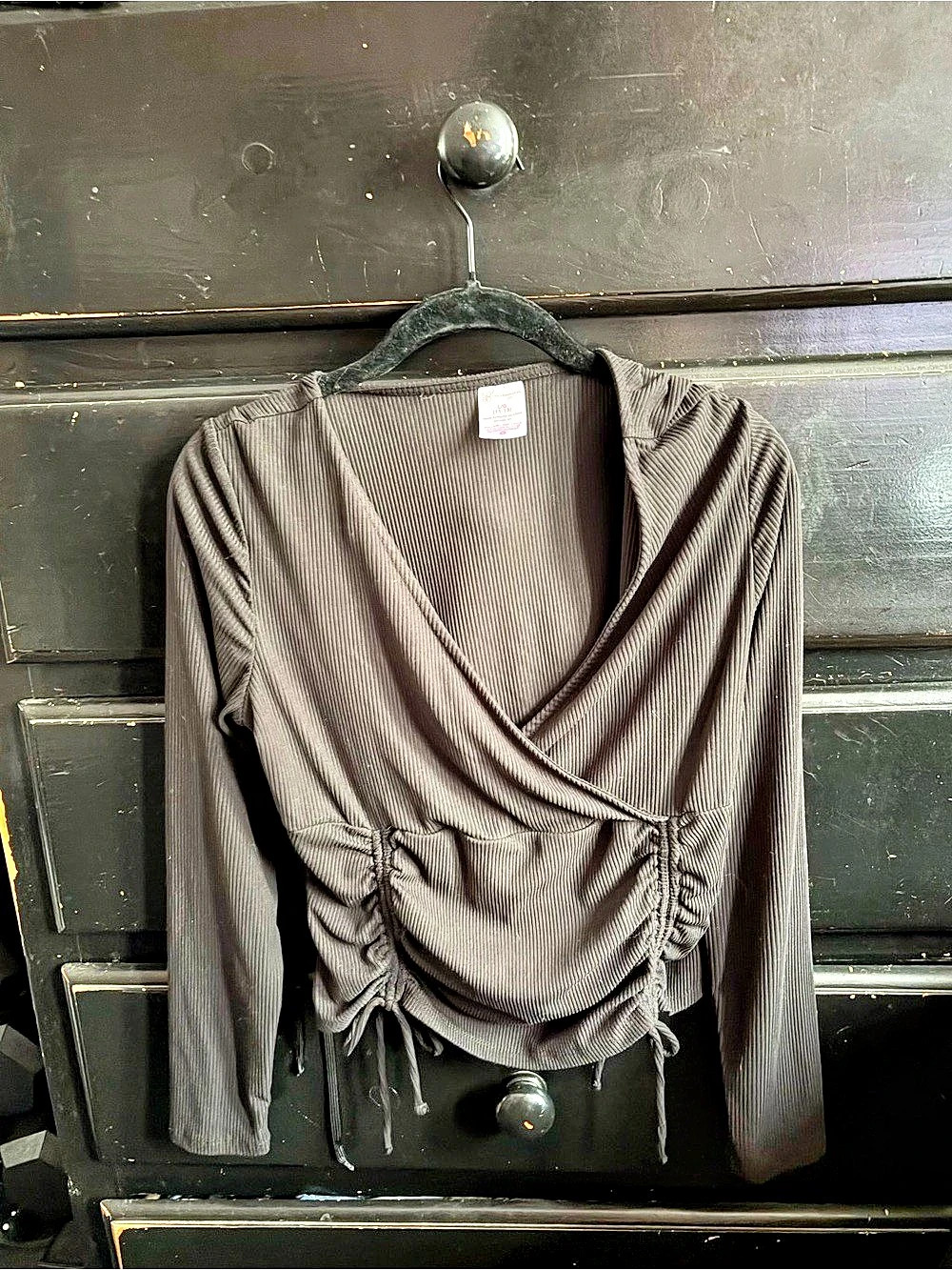 No Boundaries Ruched Long Sleeve Top in Brown Size Large
(if you have any questi
